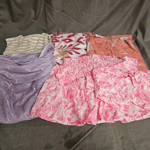 BOX OF APPROXIMATELY 20 ASSORTED CLOTHING ITEMS TO INCLUDE - TOPS - DRESS - 2PCE SET - ETC