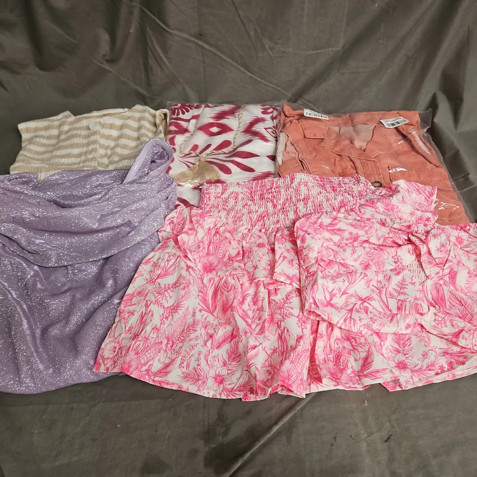 BOX OF APPROXIMATELY 20 ASSORTED CLOTHING ITEMS TO INCLUDE - TOPS - DRESS - 2PCE SET - ETC