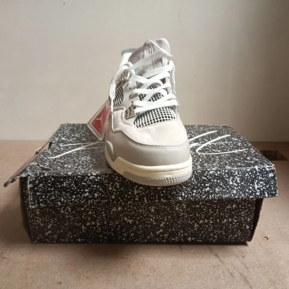 BOXED PAIR OF AIR JORDAN 4 RETRO TRAINERS IN GREY SIZE UK 10