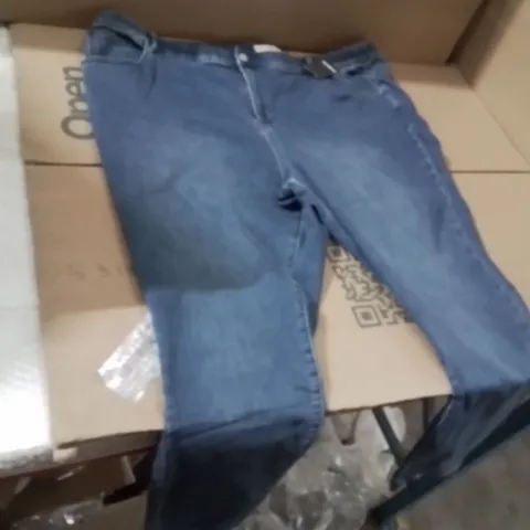 BOXED BRAND NEW APPROXIMATELY 7 SIMPLY BESKINNY JEANS MIDWASH BLUE SIZE 28R