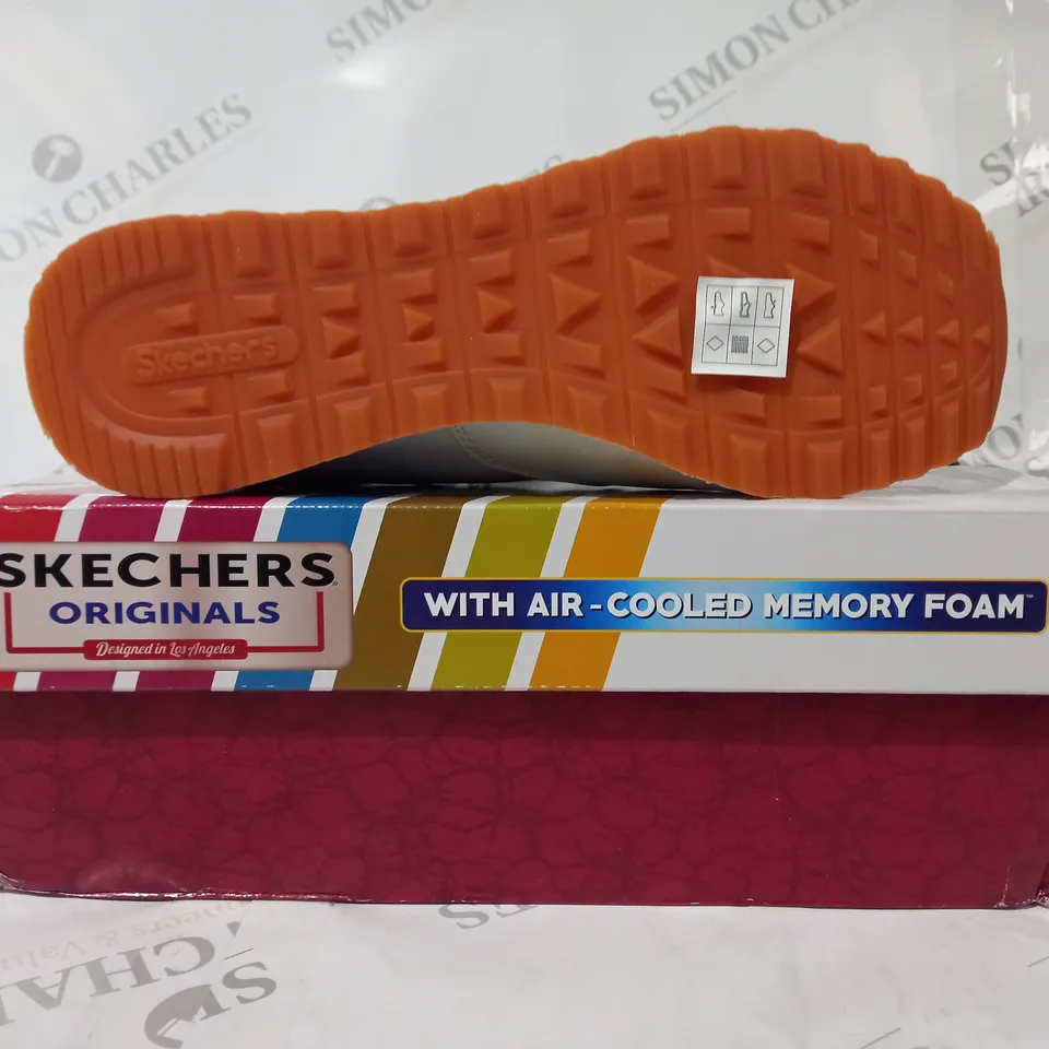 BOXED PAIR OF SKECHERS SHOES IN WHITE/LILAC W. SLIVER GLITTER EFFECT UK SIZE 6