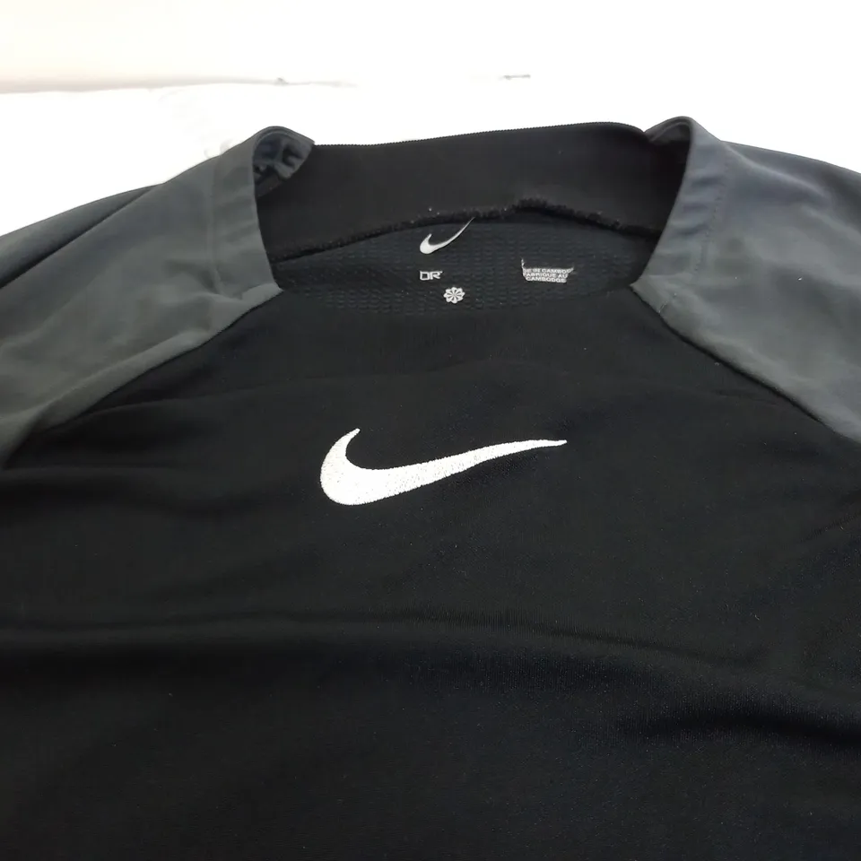 NIKE EMBROIDED LOGO T-SHIRT IN GREY/BLACK - LARGE