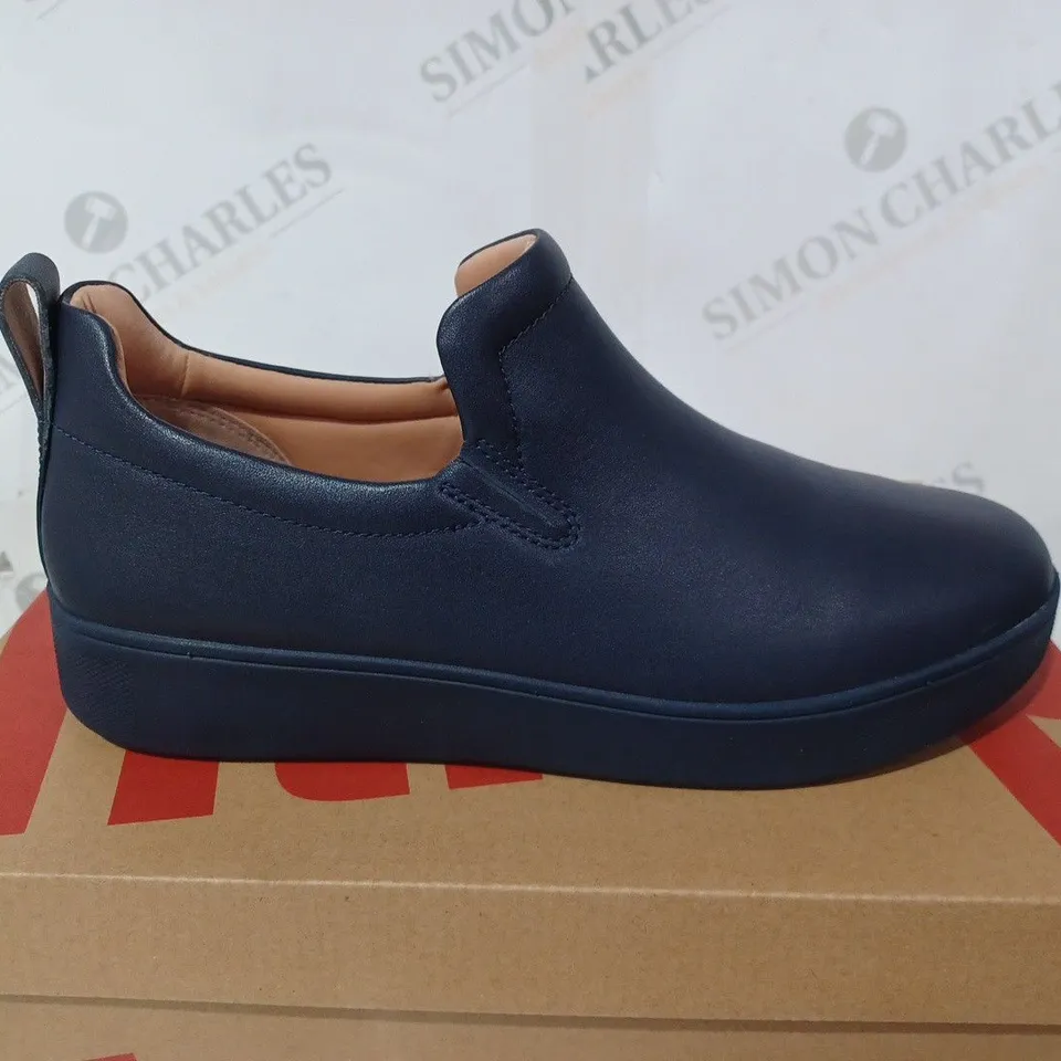 BOXED PAIR OF FIRFLOPS RALLY LEATHER SLIP-ON TRAINERS IN MIDNIGHT NAVY - UK 7