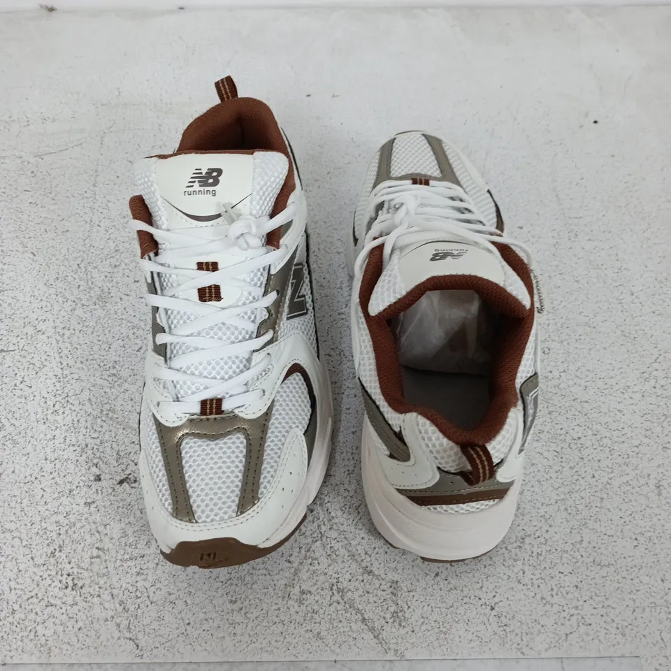 PAIR OF NEW BALANCE 530 TRAINERS IN WHITE WITH BROWN TRIM - UK 7.5