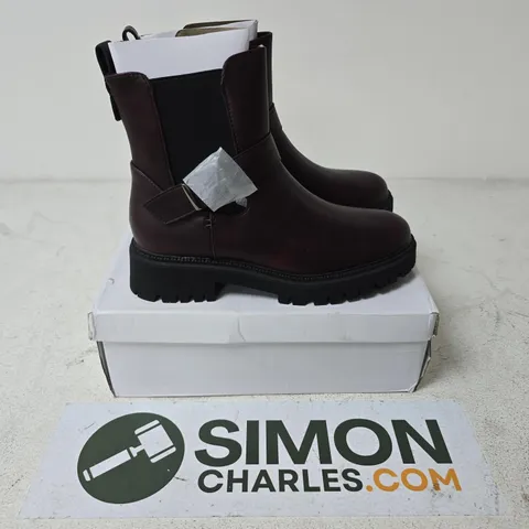 BOXED PAIR OF SHOES BY EMMA LAPARI BORDEAUX BOOTS - UK 7