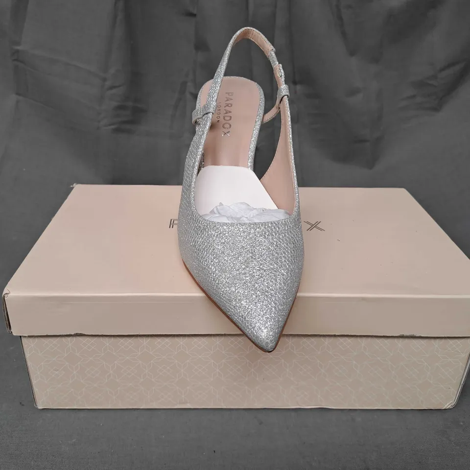 BOXED PAIR OF PARADOX LONDON CARLI POINTED TOE HEELED SANDALS IN METALLIC SILVER W. GLITTER EFFECT EU SIZE 37