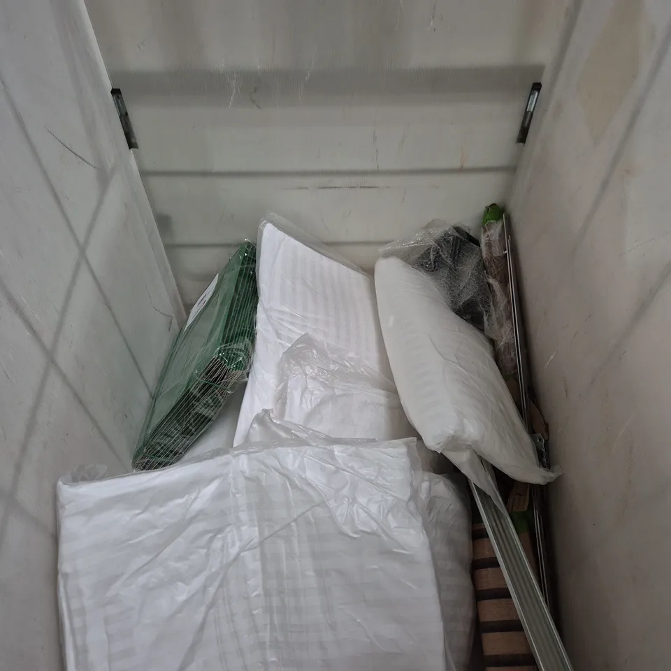 APPROXIMATELY 20 ASSORTED HOUSEHOLD PRODUCTS TO INCLUDE CUSHIONS, WALLPAPER, DOCUMENT FOLDERS ETC 