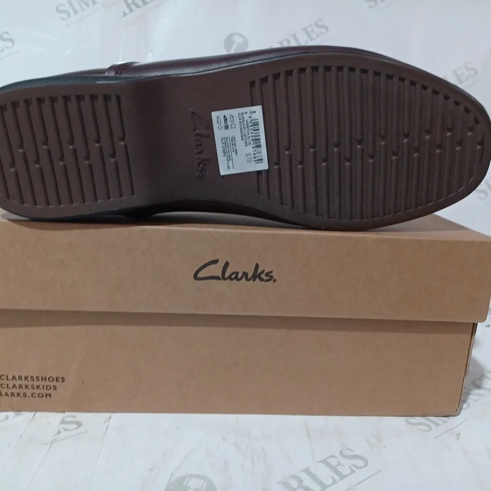 BOXED PAIR OF CLARKS HARSTON ELITE SLIP-ON LOAFERS IN BURGUNDY UK SIZE 10