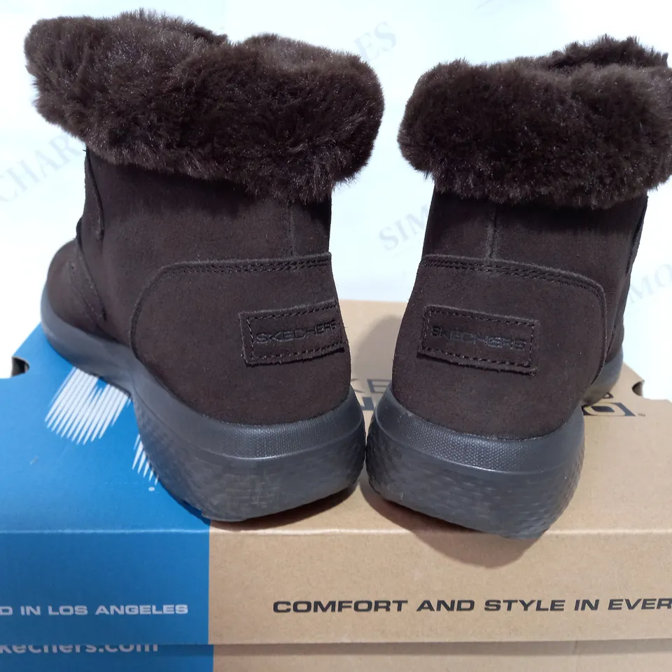 BOXED PAIR OF SKECHERS CHOCOLATE WINTER BOOTS - SIZE 5.5