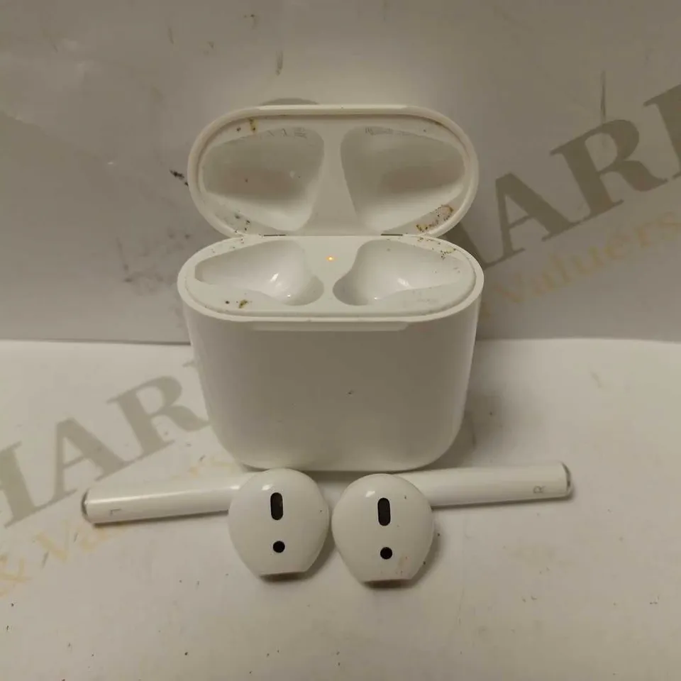 1ST GENERATION APPLE AIRPOD BUDS