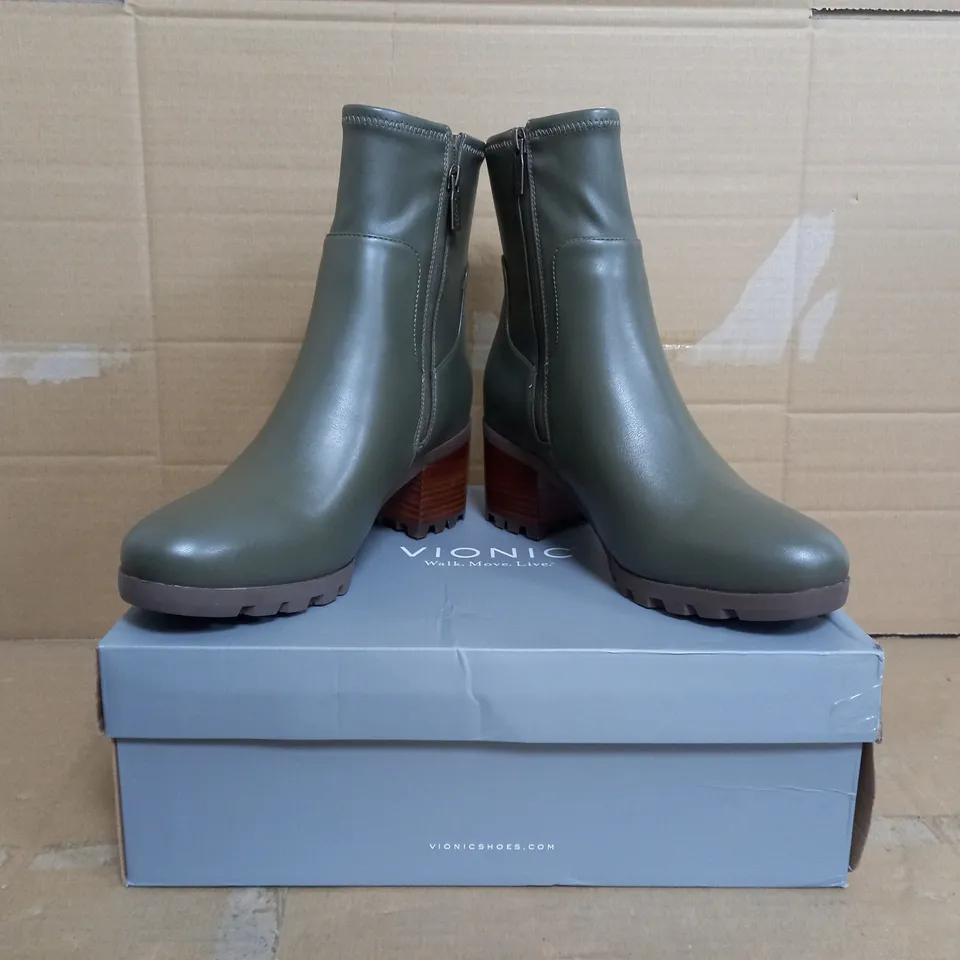 BOXED PAIR OF VIONIC BLOCK HEEL ANKLE BOOTS IN OLIVE SIZE 8