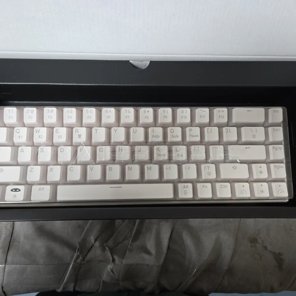 MAGEGEE MK-BOX PLUS PUDDING KEYCAPS KEYBOARD – WHITE, BOXED