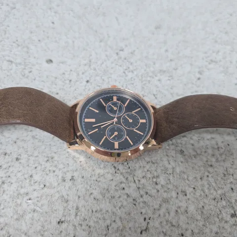 ROSE-GOLD TONE CHRONOGRAPH WRISTWATCH WITH BROWN LEATHER STRAP