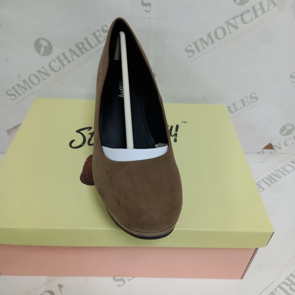 APPROXIMATELY 9 BOXED PAIRS OF STRAWBERRY WEDGE SHOES IN MUSHROOM SIZE 5 
