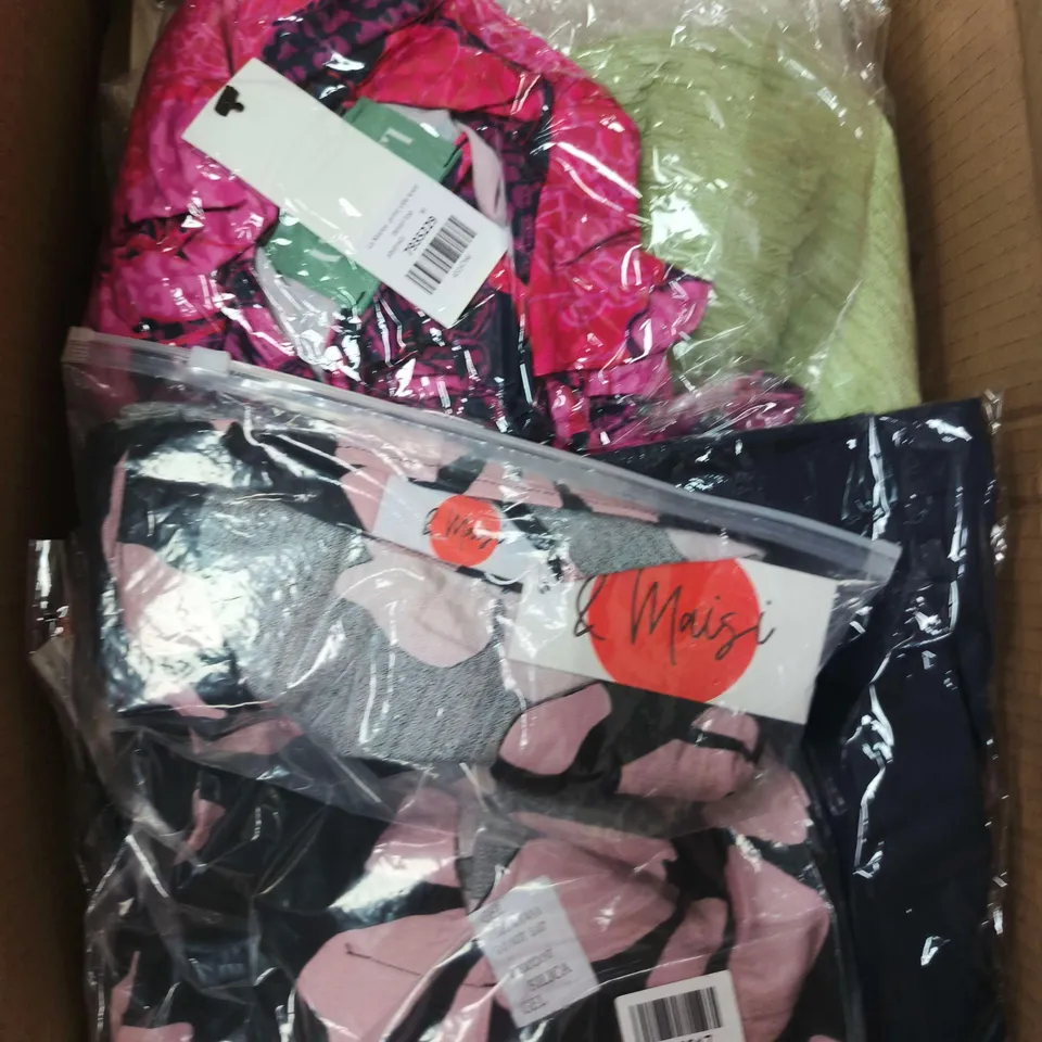 APPROXIMATELY 20 ASSORTED WOMENS CLOTHING ITEMS IN VARIOUS SIZES & STYLES 
