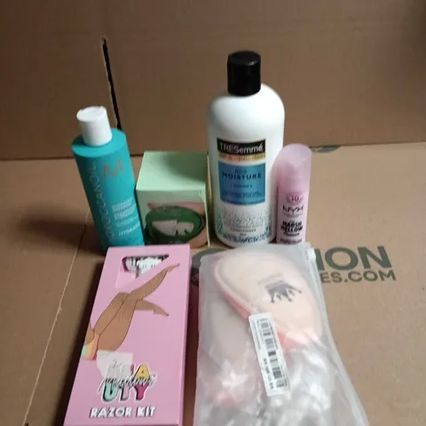 APPROXIMATEY 20 ASSORTED HEALTH AND BEAUTY PRODUCTS TO INCLUDE - TRESEMME RICH MOISTURE CONDITIONER - NYX MARSH MELLOW PRIMER AND MOROCCAN OIL SHAMPOO