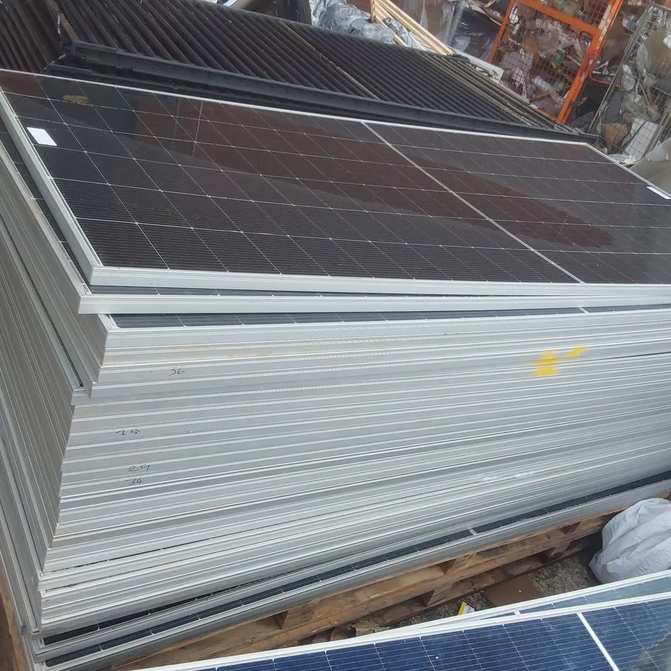 PALLET CONTAINING A LARGE QUANTITY OF SOLAR PANELS
