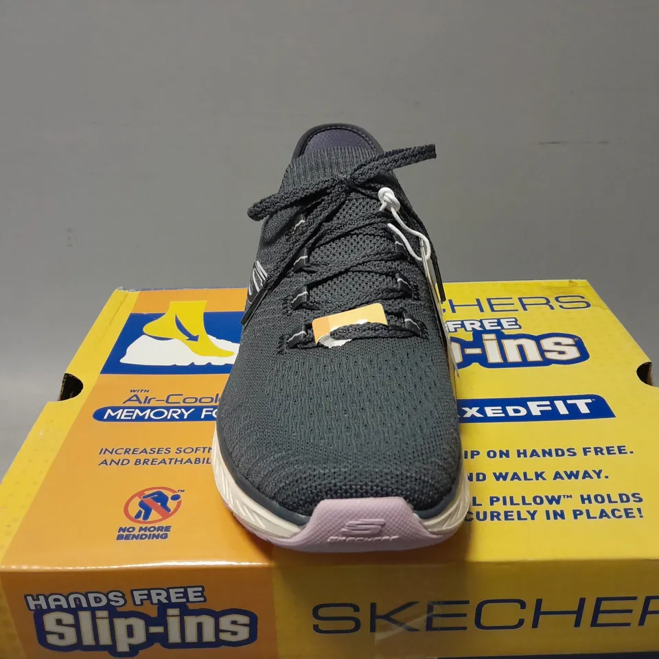 BOXED PAIR OF SKECHERS WOMENS SLIP IN TRAINERS IN NAVY - UK