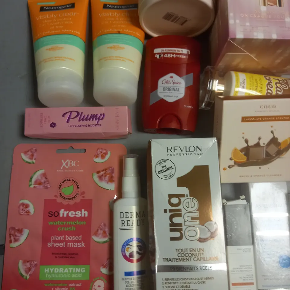 LOT OF APPROXIMATELY 25 ASSORTED HEALTH AND BEAUTY ITEMS TO INCLUDE YARDLEY LUXURY SOAP, ICONIC ALL WRAPPED UP SETS AND COCO SPONGE AND CLEANSER