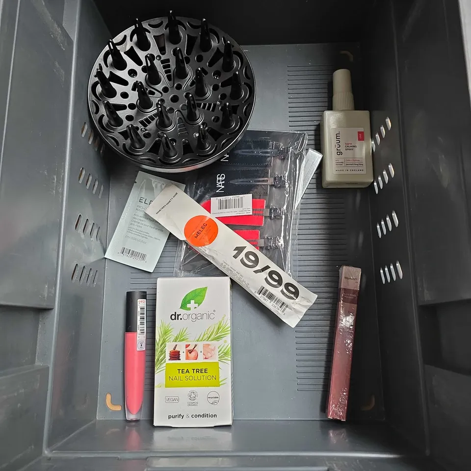 APPROXIMATELY 20 ASSORTED HEALTH & BEAUTY PRODUCTS TO INCLUDE - MANSCAPED CROP REVIVER - CERAVE MOISTURISING LOTION - THE BEAUTY CROP DEWY BOUNCE SETTING MIST - ETC