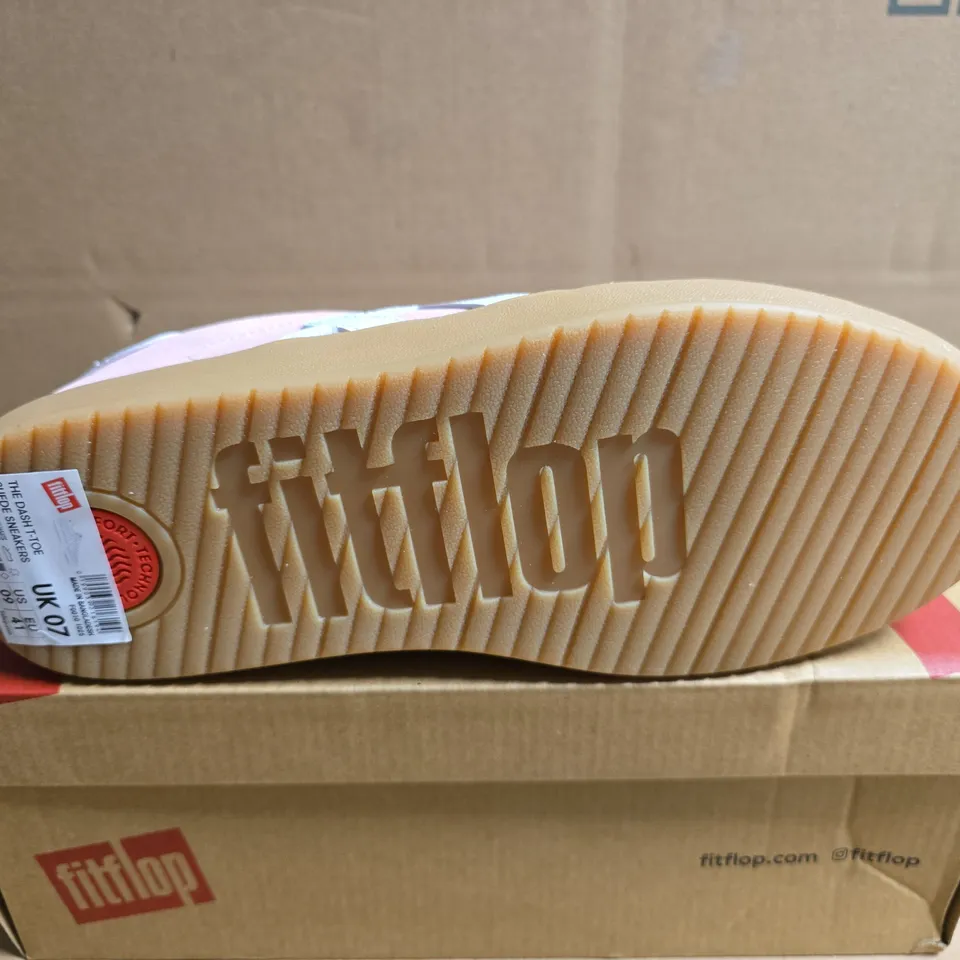 BOXED PAIR OF FITFLOP THE DASH T-TOE SUEDE SNEAKERS IN WARM PINK/URBAN WHITE - UK 7