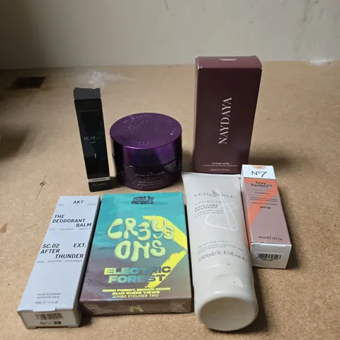 APPROXIMATELY 15 ASSORTED HEALTH & BEAUTY PRODUCTS TO INCLUDE NO7 STAY PERFECT, AKT DEODORANT, MOISTURE SHAMPOO ETC