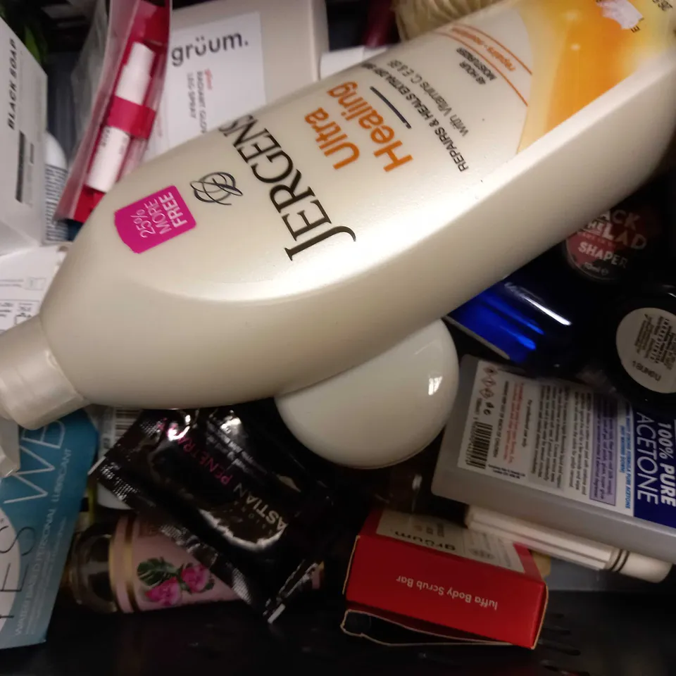 LOT OF APPROXIMATELY 20 ASSORTED HEALTH & BEAUTY ITEMS, TO INCLUDE PIZ BUIN, BLUE MAGIC, MOROCCAN OIL, ETC