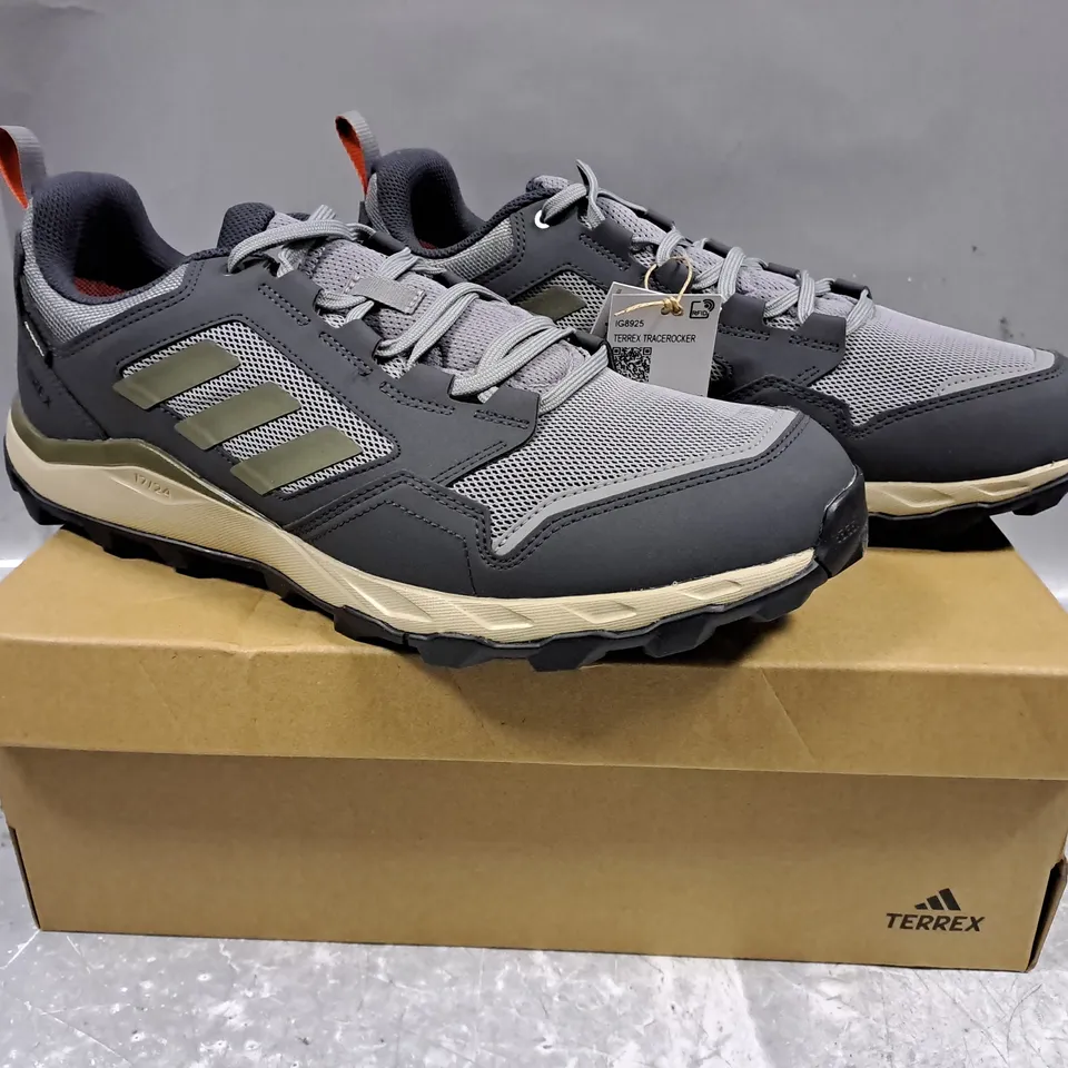 BOXED PAIR OF ADIDAS MEN'S TERREX TRACEROCKER 2 GTX SHOES IN GREY/OLIVE UK SIZE 11.5