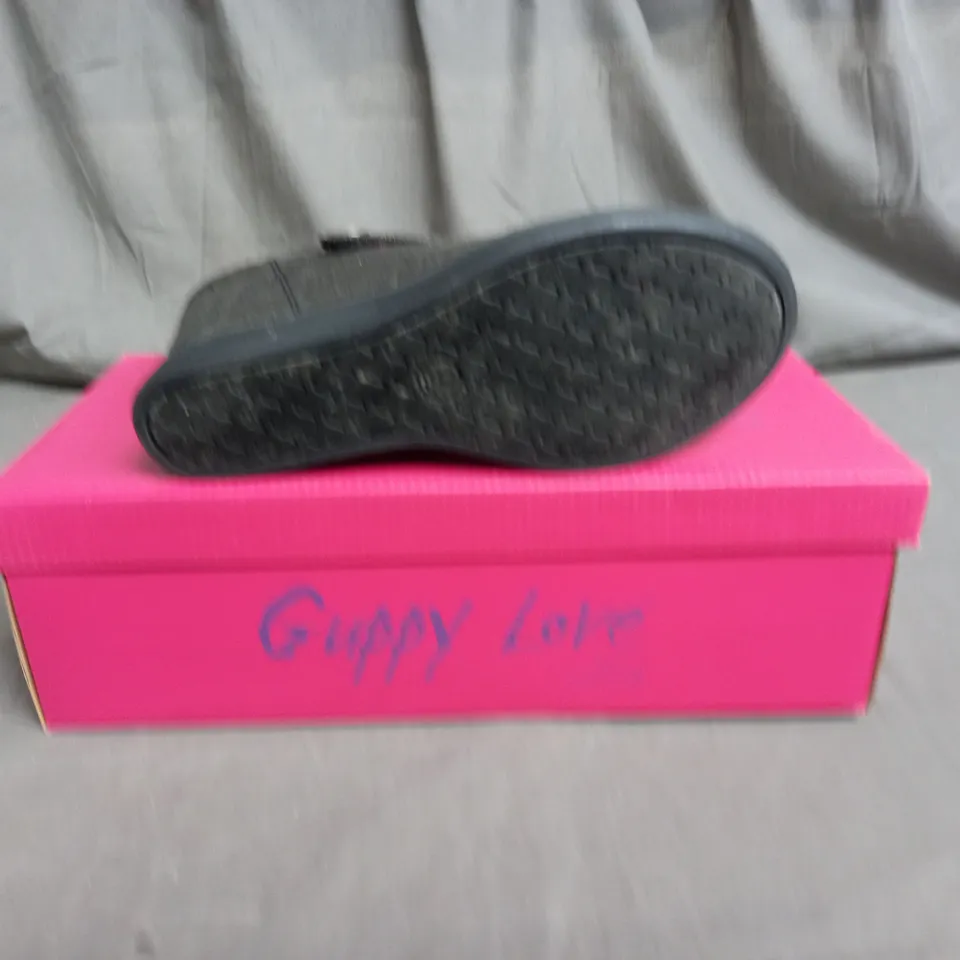 BOX OF APPROXIMATELY 6 PAIRS OF GUPPY LOVE OPEN TOP VELCRO WEDGE SHOE SIZE 10