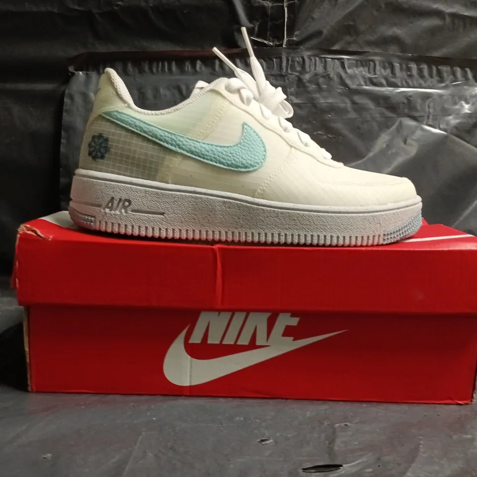 BOXED PAIR OF NIKE AIR SHOES IN CREAM/LIGHT BLUE SIZE UK 4