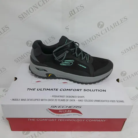 BOXED PAIR OF SKETCHERS SIZE 7 BLACK TRAINER 