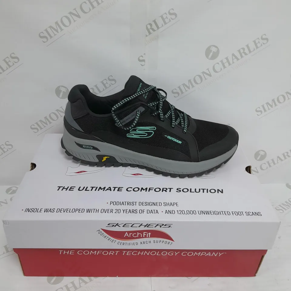 BOXED PAIR OF SKETCHERS SIZE 7 BLACK TRAINER 