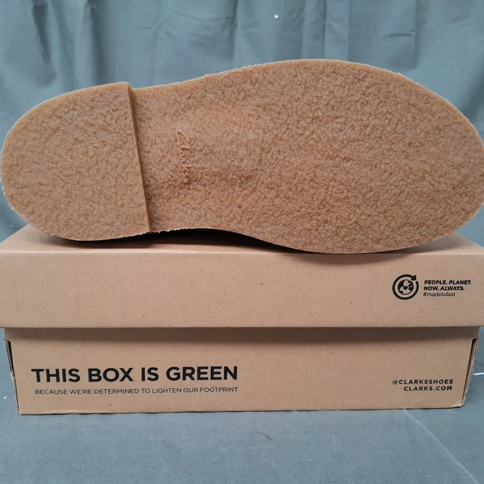 BOXED PAIR OF CLARKS BUSHACRE 3 SHOES IN SAND SUEDE UK SIZE 9