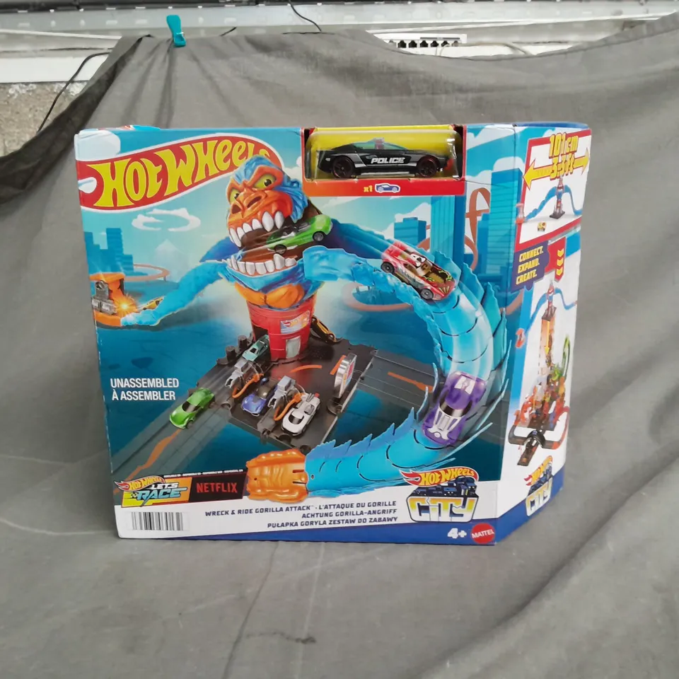 BOXED HOT WHEELS WRECK & RIDE GORILLA ATTACK PLAYSET AND VEHICLE