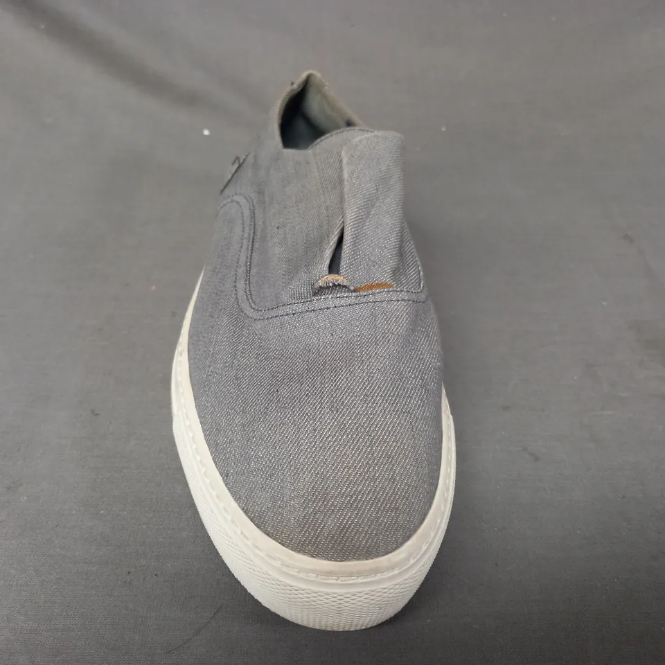 BOXED PAIR OF VINCE NELSON DENIM SNEAKERS IN GREY SIZE 7.5
