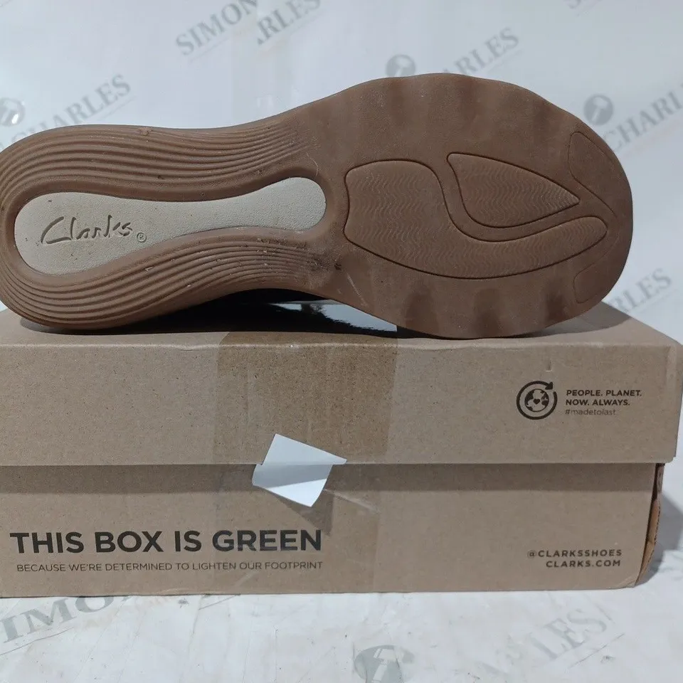 BOXED PAIR OF CLARKS JAUNT LACE SHOES IN DARK OLIVE SIZE 7