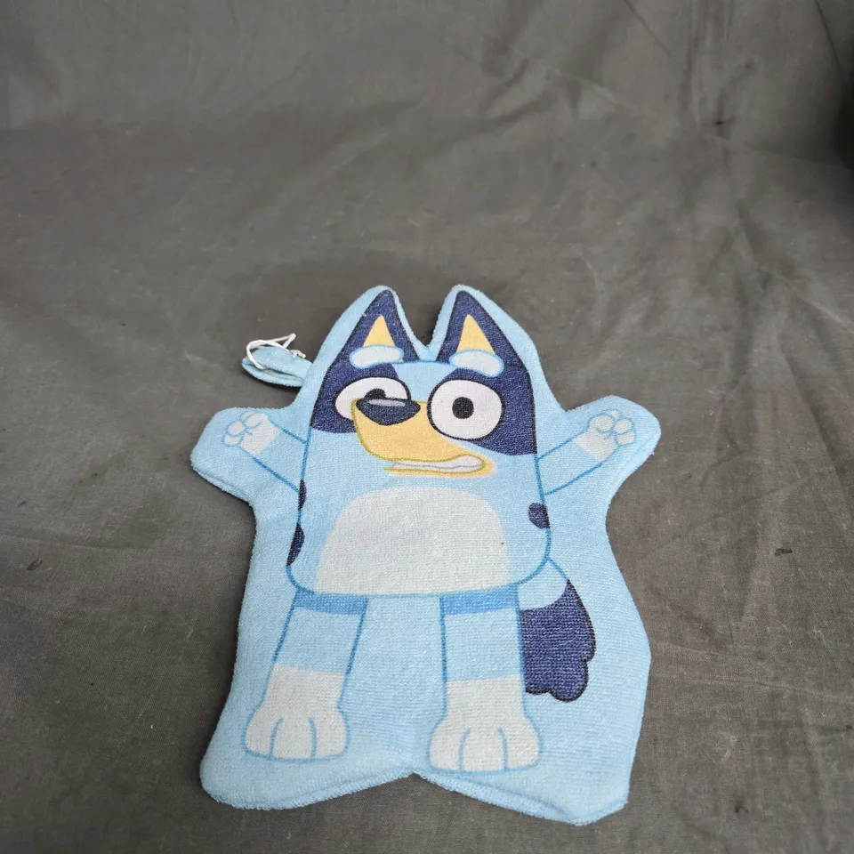 CAGE CONTAINING A LARGE QUANTITY OF KIDS TOYS AND GAMES TO INCLUDE INCREDIBUBBLE WAND, HAPELLO BABY AND BOOSTER SEAT DOLL, BLUEY GLOVE PUPPET, DYNAFORCE FRICTION TRUCK, WALKING/BARKING DOG TOY ETC