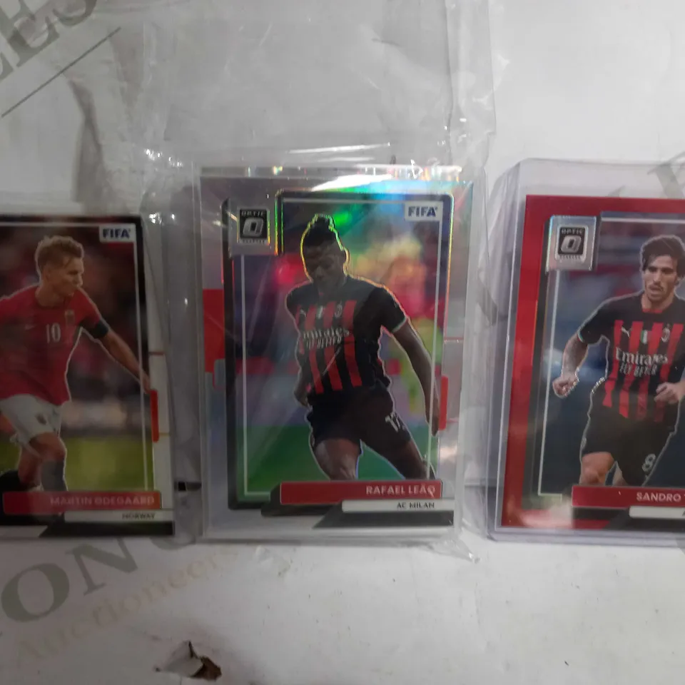 SMALL BOX OF COLLECTABLE FOOTBALL TRADING CARDS 
