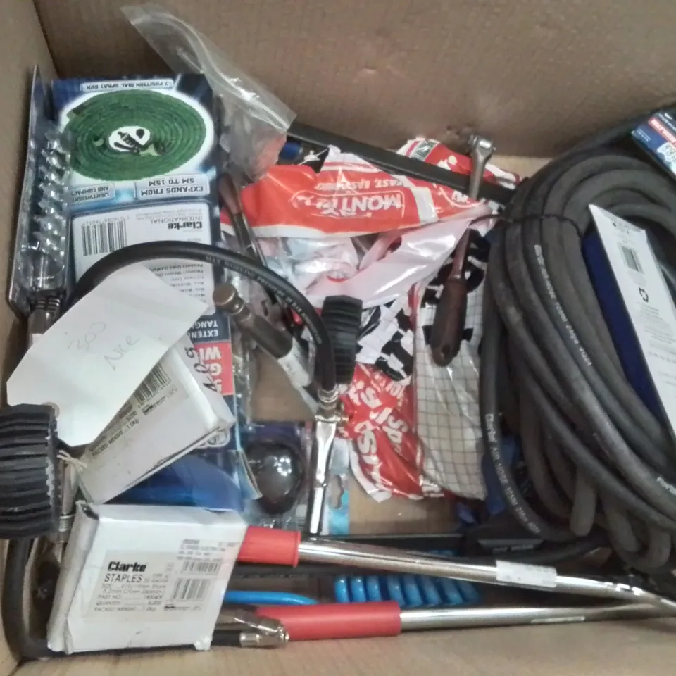 MIXED BOX OF TOOLS AND MACHINERY EQUIPMENT TO INCLUDE:  CLARKE FOOT PUMPS, DENT REPAIR KITS, 10M EXTENDING HOSE PIPE, PROFESSIONAL HOT AIR GUN ETC.