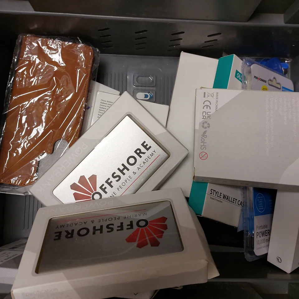 BOX OF APPROX 10 ITEMS TO INCLUDE ASSORTED POWER BANKS AND SCREEN PROTECTORS
