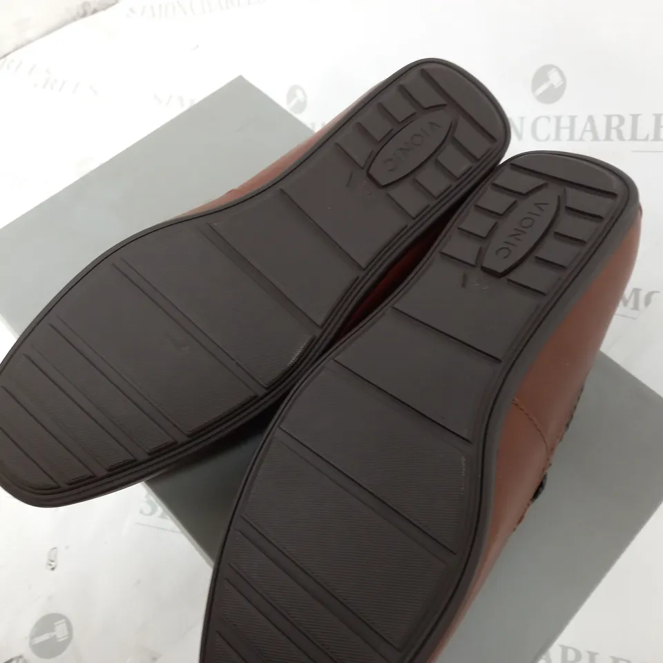 BOXED PAIR OF VIONIC MENS MERCER SHOES IN BROWN - 9