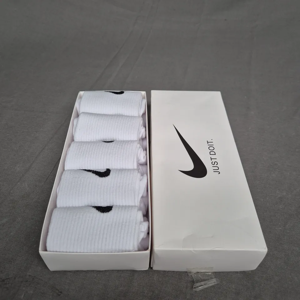 BOXED NIKE CREW SOCKS - WHITE - X5