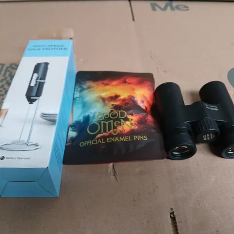 APPROXIMATELY 15 ASSORTED HOUSEHOLD PRODUCTS TO INCLUDE BINOCULARS , MILK FROTHER AND GOOD OMENS OFFICIAL ENAMEL PINS