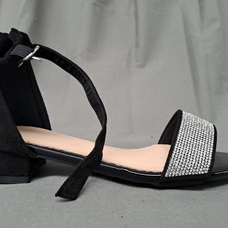 BOXED PAIR OF DESIGNER OPEN TOE LOW HEEL SANDALS IN BLACK W. JEWEL EFFECT EU SIZE 33