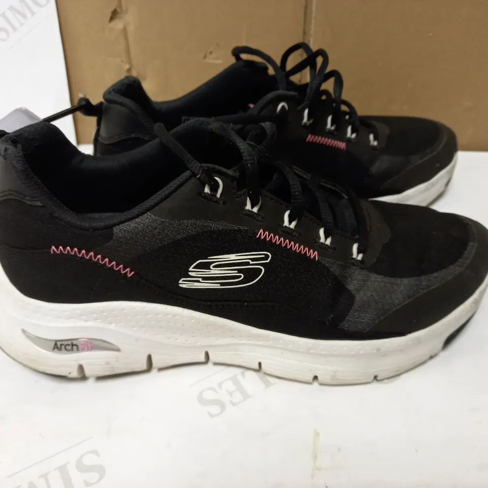 SKETCHERS ARCH FIT MONO MESH LACE-UP TRAINER UK 6 AND TRAINING PANTS/TROUSERS BLACK SIZE SMALL