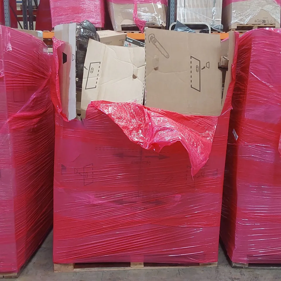 PALLET OF ASSORTED ITEMS INCLUDING: CAT HOUSE, BABY UP SEAT, SCOOTER, RUG, RETRACTABLE GATE ECT