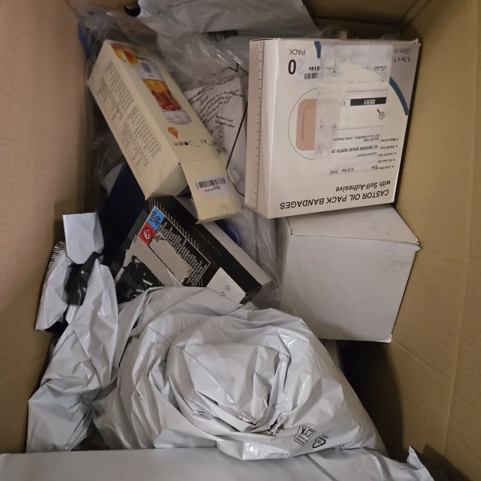 APPROXIMATELY 15 ASSORTED HOUSEHOLD PRODUCTS TO INCLUDE BANDAGES, MINI BLENDER ETC - COLLECTION ONLY 