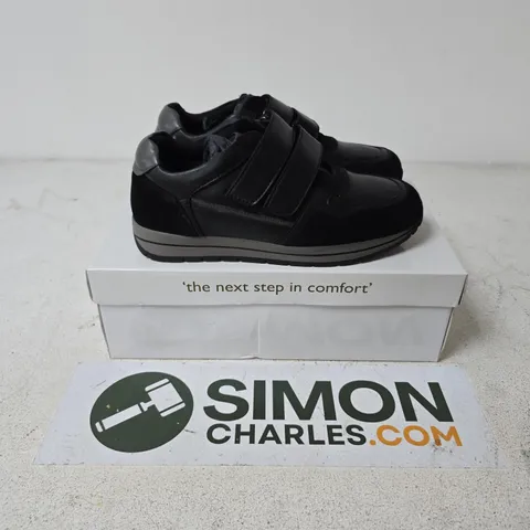 BOXED PAIR OF DR KELLER BRENDAN SHOES IN BLACK - SIZE 7