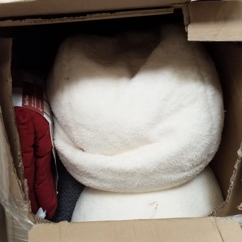 PALLET CONTAINING ASSORTED BEAN BAGS & CUSHIONS 