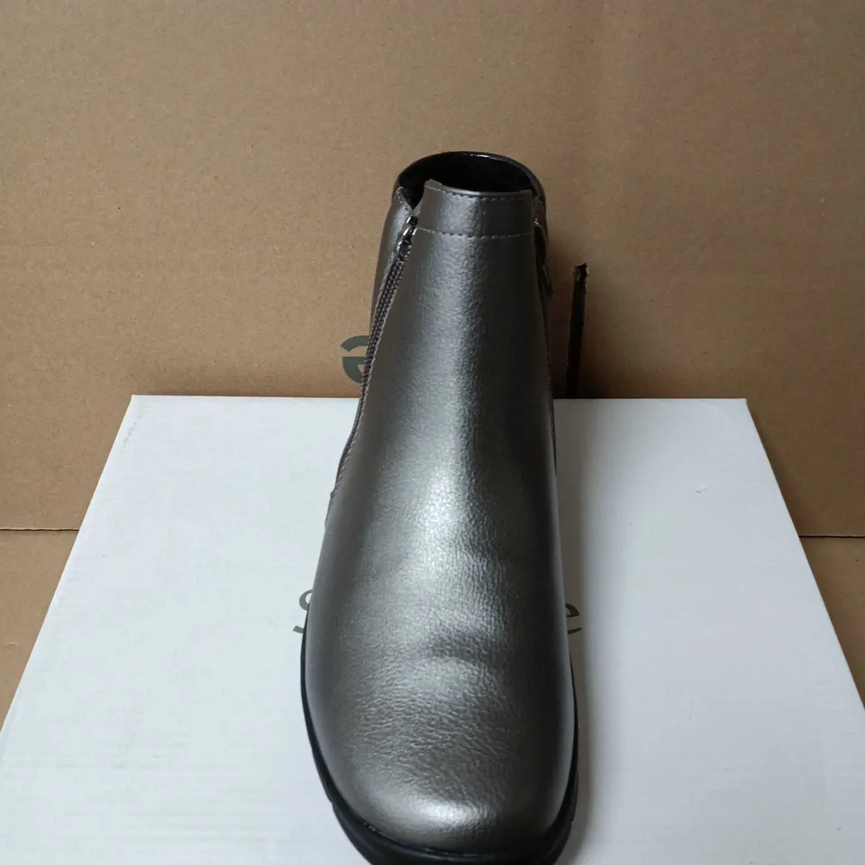 BOXED PAIR OF SHOE TREE ZENA PEWTER ANKLE BOOTS – UK SIZE 5
